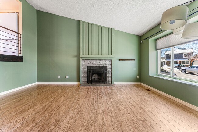 Building Photo - Beautiful 3 Bed, 2 Bath Home in Aurora with Backyard and Deck!