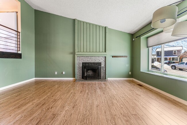 Building Photo - Charming 3-Bed, 2-Bath Aurora Home with Large Backyard & Entertainer's Deck