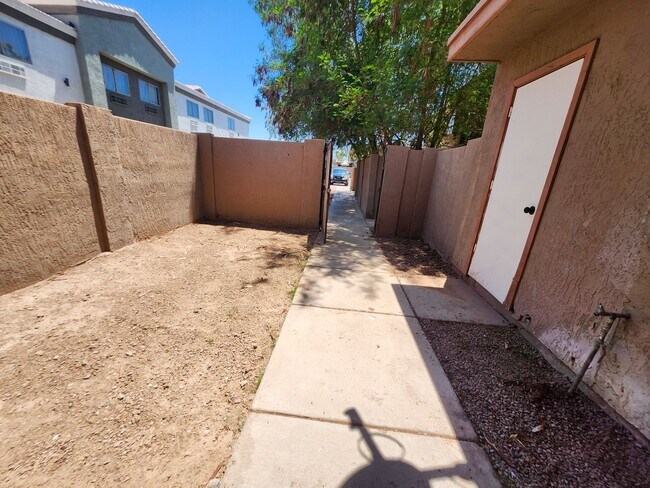 Building Photo - ****Move-In Special $500 off first month r...