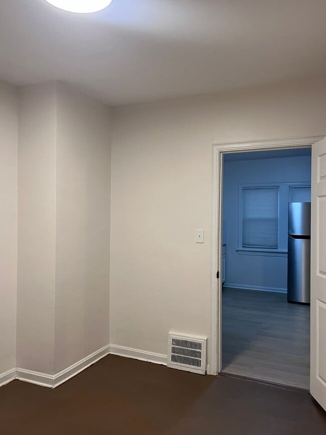Building Photo - Charming 2-Bedroom Upper Unit – Spacious L...
