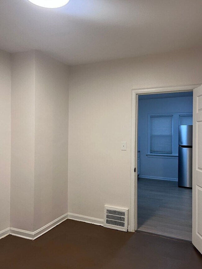 Building Photo - Charming 2-Bedroom Upper Unit – Spacious Living