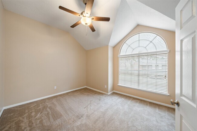 Building Photo - 7911 Hidden Oaks Ln