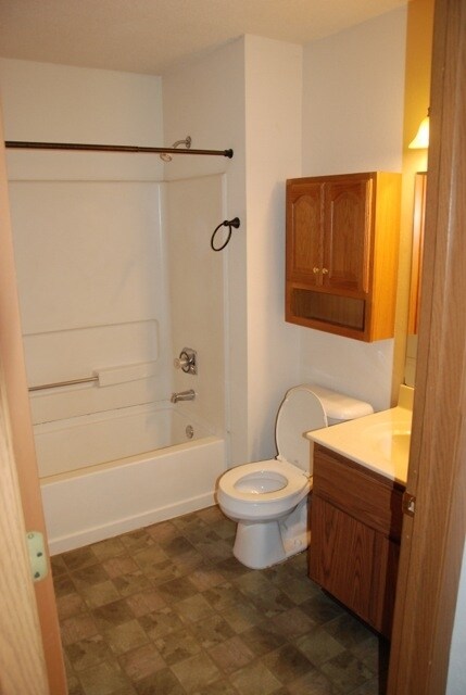 Main Bath - 9915 W Oklahoma Ave