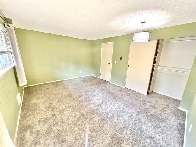 Building Photo - Beautiful Townhome For Rent in the Tranquil Chambers Bay