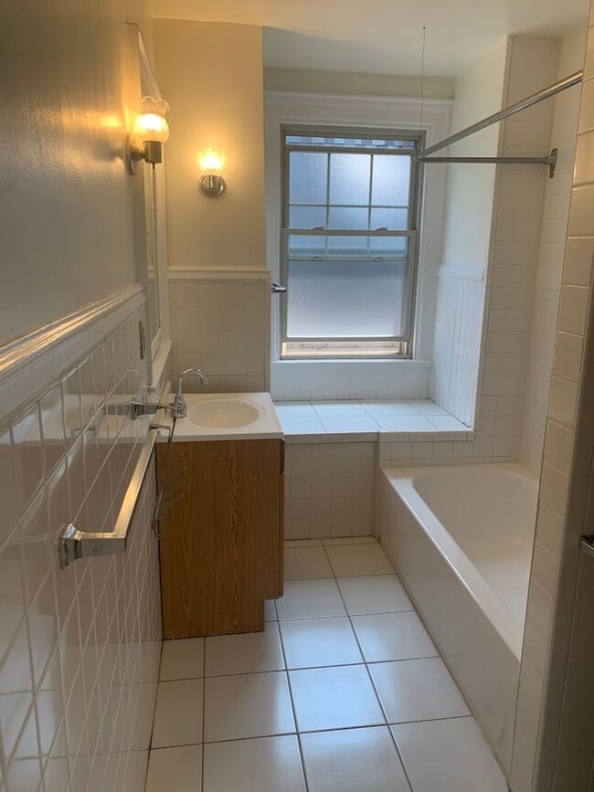 Building Photo - Spacious Two Story duplex on Walnut Street!