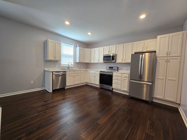 Building Photo - Super, Renovated 3 bed 1 bath! Available Now!