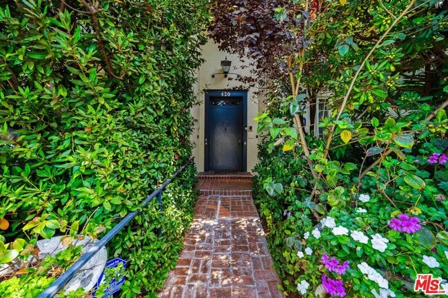 Building Photo - 420 S Beverwil Dr