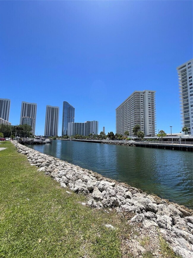 Building Photo - 400 Kings Point Dr