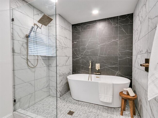 Building Photo - 700 Greenwood Dr