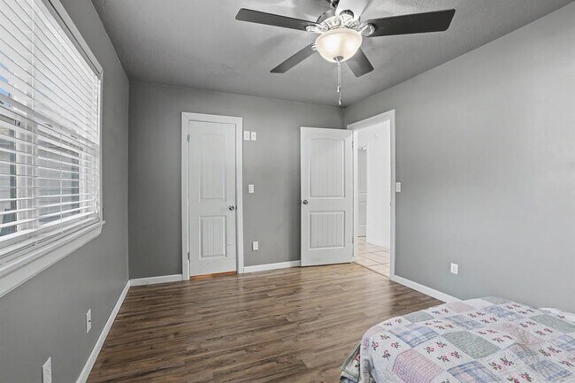Building Photo - 207 E Juniper Ln