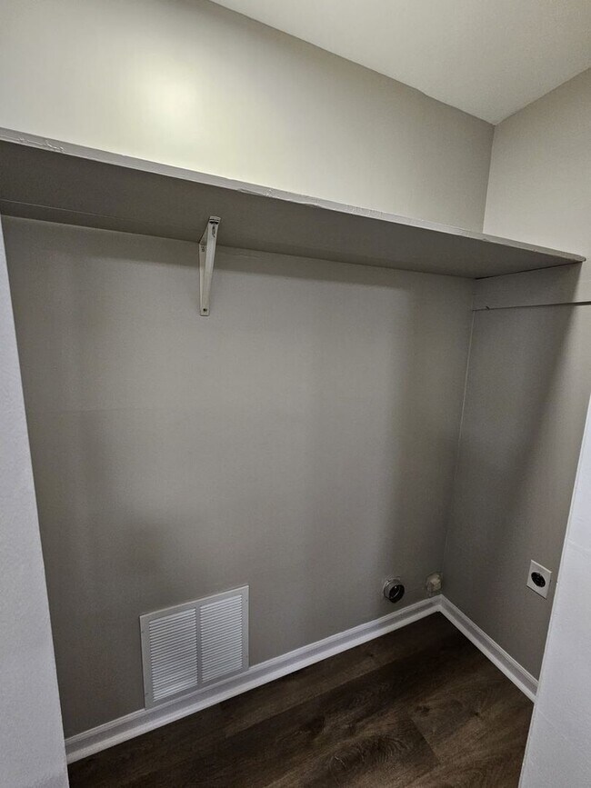 Building Photo - Three bedroom, 2 bath condo in High Point