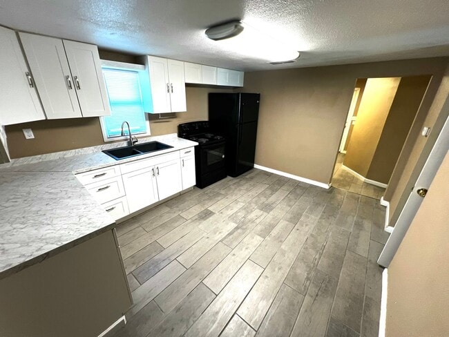 Building Photo - 2036 S Roosevelt Rd 6
