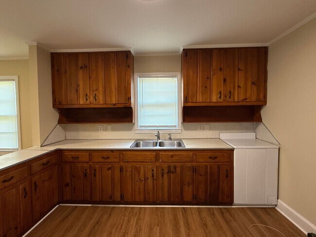 Building Photo - 3-bedroom, 1-bath Brick Home