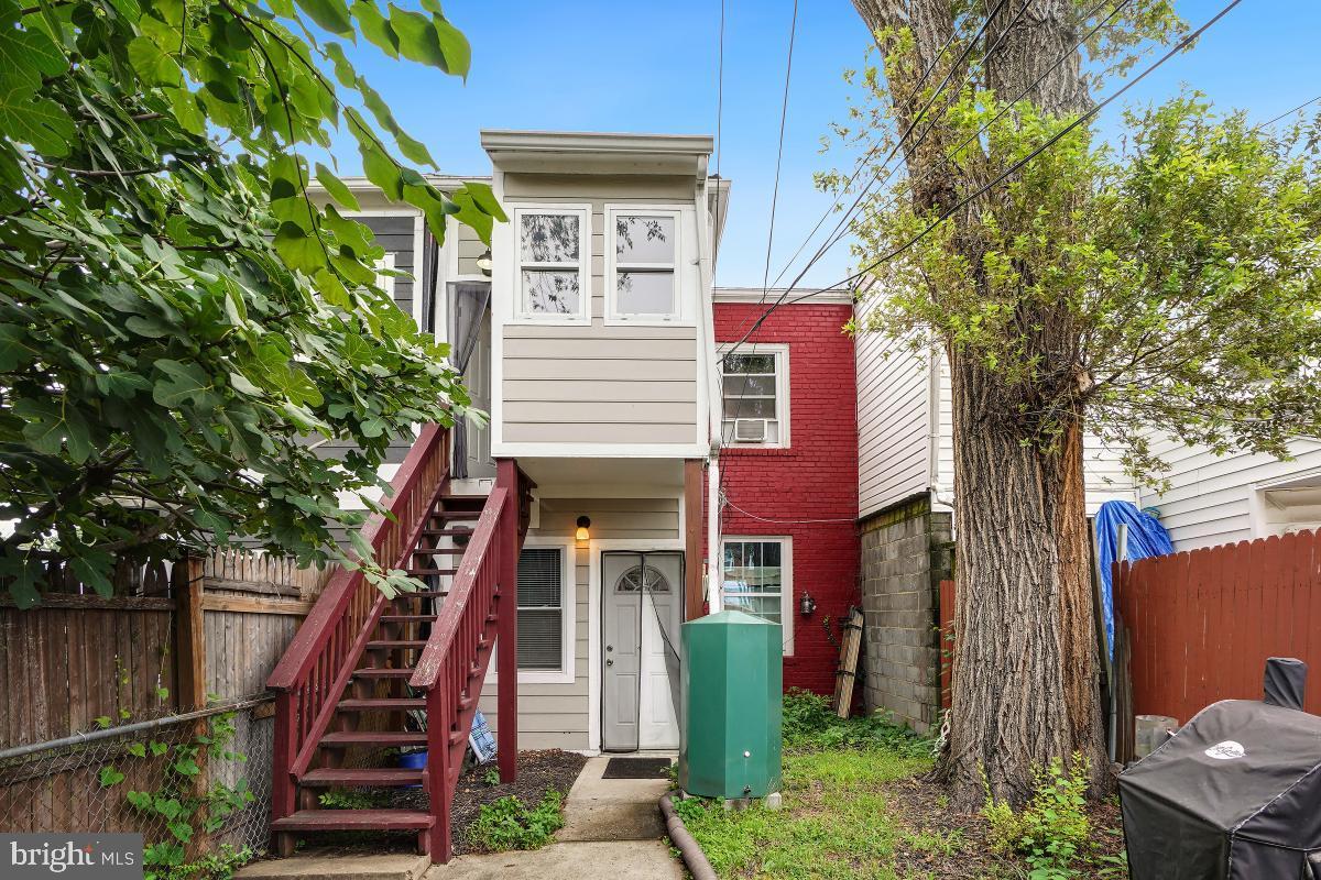 Building Photo - 330 20th St NE