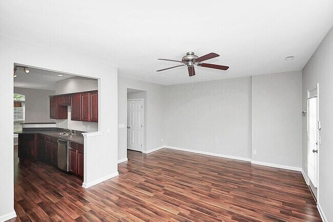 Building Photo - 2BD/2.5BA End Unit Townhome in Blakeney Greens!