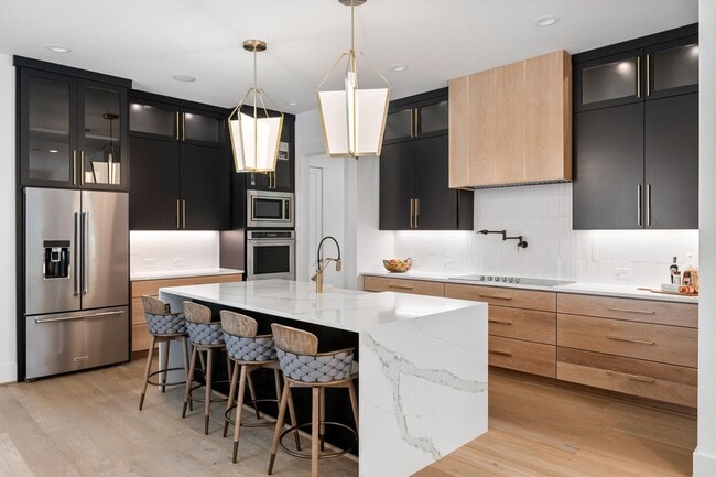 Building Photo - Custom 5 bedroom, 5 bathroom home with Woo...