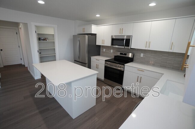 Building Photo - 5813 W Stavros St
