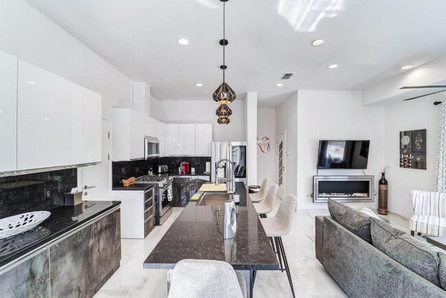 Building Photo - 1409 E M. Franklin Ave