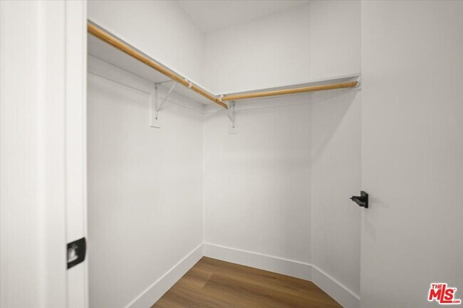 Building Photo - 914 N Hudson Ave