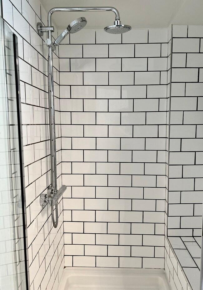 Building Photo - 940 N Oak Park Ave