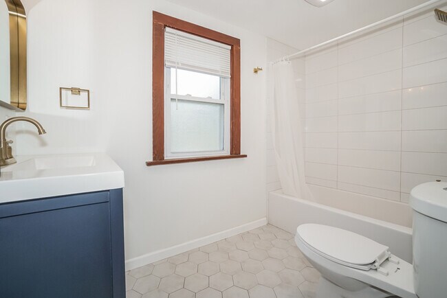 Building Photo - Stunning 4 Bedroom Home!