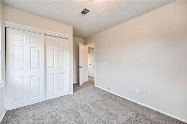 Building Photo - 9306 Chesterfield Dr