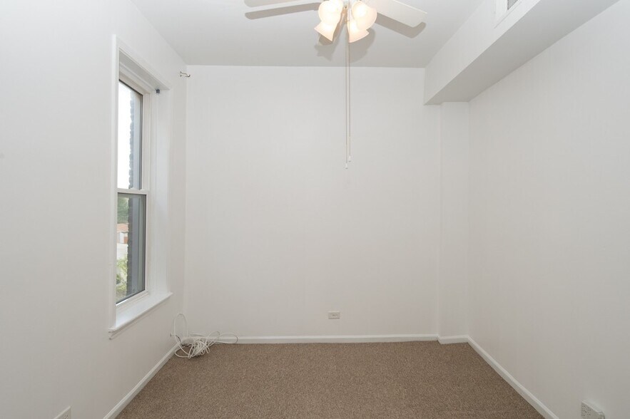 Building Photo - 3616 W Wrightwood Ave