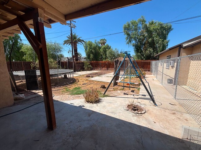 Building Photo - 572 Lenrey Ave