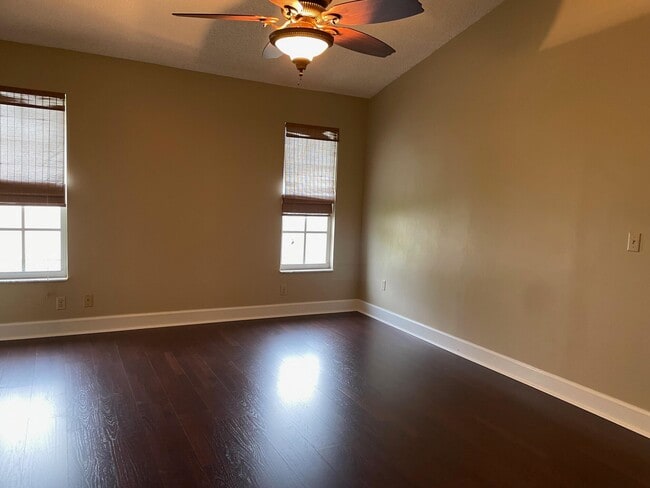 Building Photo - 12861 Meadowbend Dr