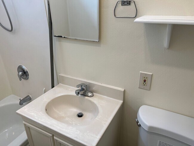 Building Photo - 3 Bedroom House in Southwest Eugene