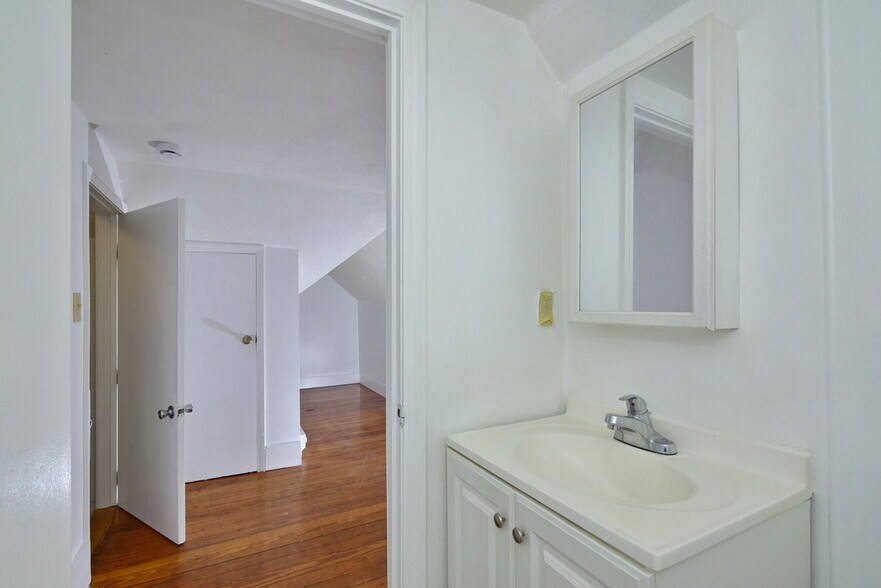 Building Photo - 43 Rosseter St