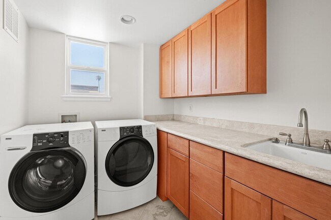 Building Photo - Stunning 4 bed, 4.5 bath home located on a quiet and highly desirable street in Redondo Beach