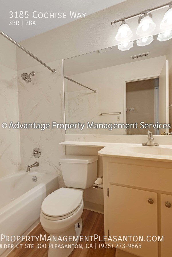 Building Photo - Single Story, 3 bed, 2 bath townhouse