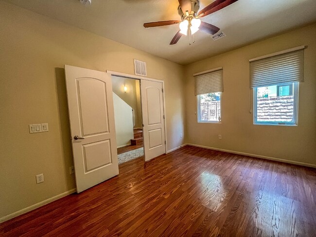 Building Photo - 3 Story townhome