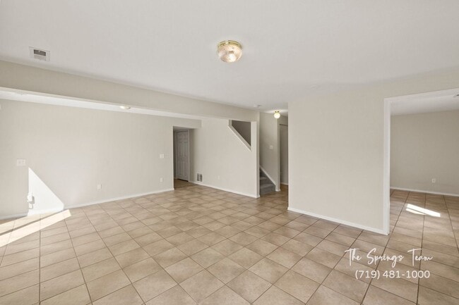 Building Photo - Spacious Ranch-Style 5-Bedroom in The Heig...