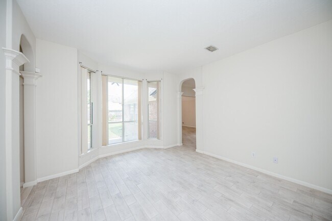 Building Photo - 703 Acacia Pl