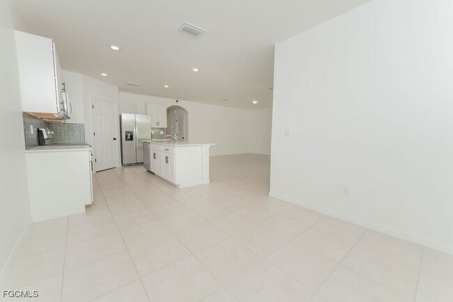 Building Photo - 526 SE 20th Ct