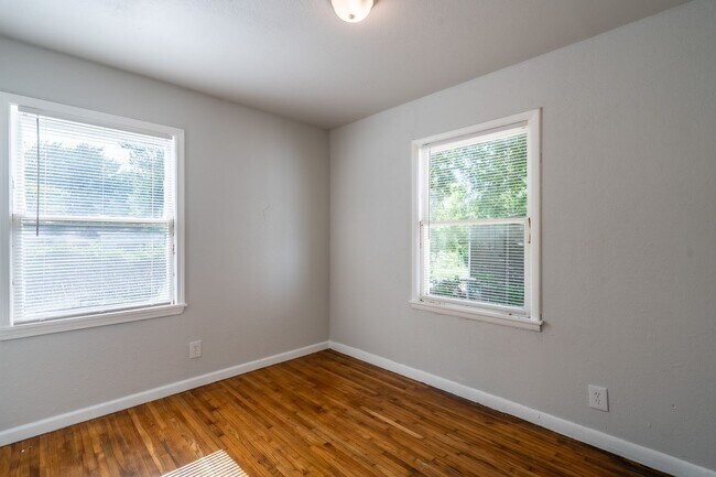 Building Photo - 3 Bed / 1 Bath in Tulsa!