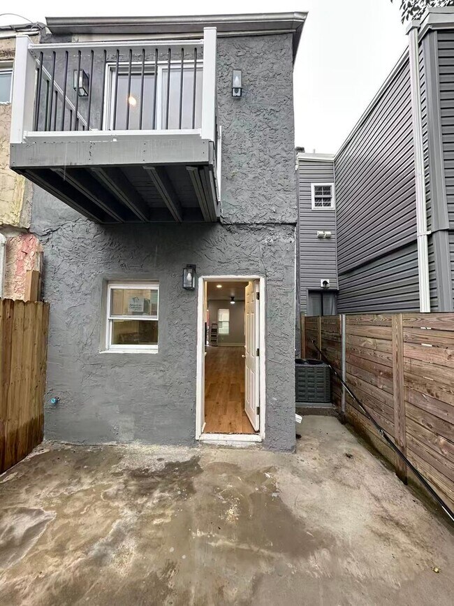 Building Photo - 2039 Sigel St