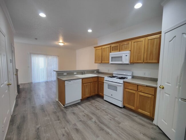 Building Photo - Spacious 3 bedroom 2.5 Bath Townhouse with...