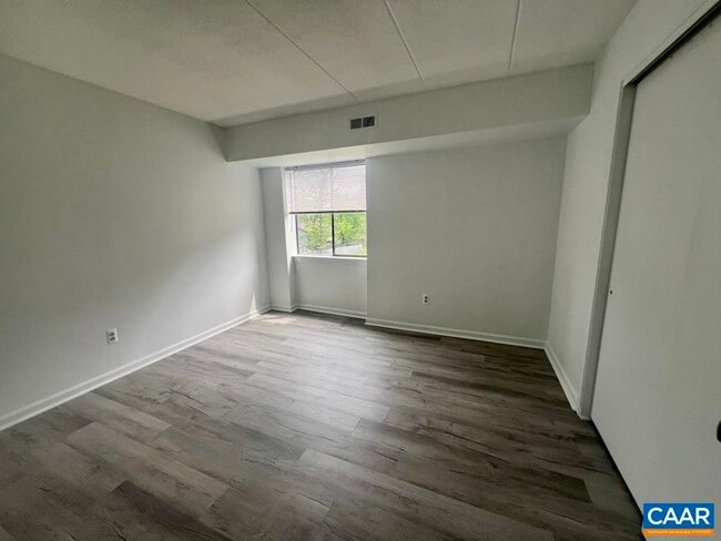 Building Photo - 32 Spring Ct