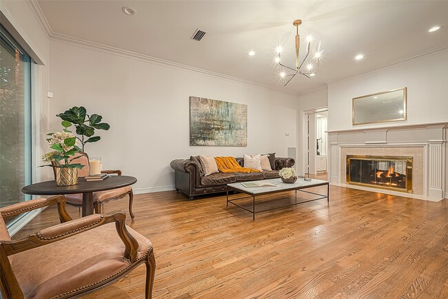 Building Photo - 983 S Post Oak Ln