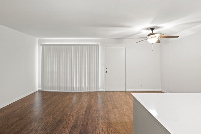 Building Photo - 2121 Fountain View Dr