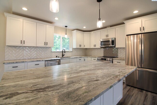 Building Photo - 5 Bed/3 Bath House in Kennewick Canyon Lakes