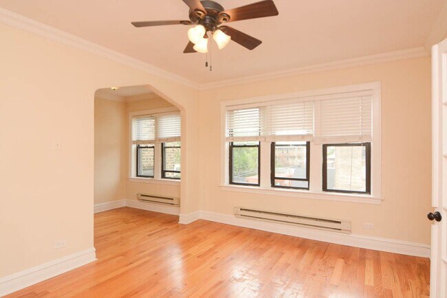 Building Photo - 4742 N Hermitage Ave