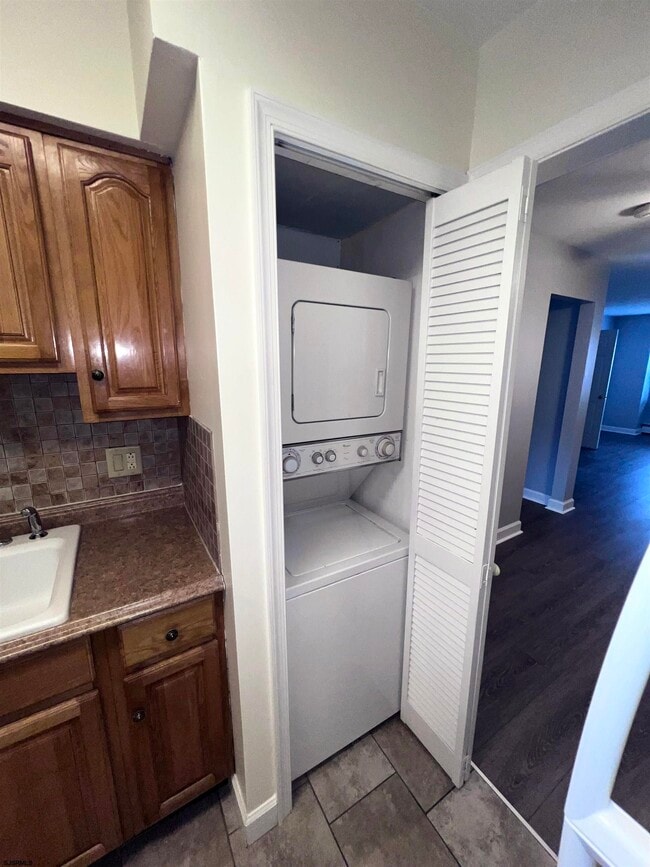 Building Photo - 705 N Dudley Ave