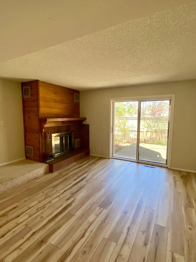 Building Photo - Sunlit and Stylish 3 Bedroom Townhouse by Wonderland Lake