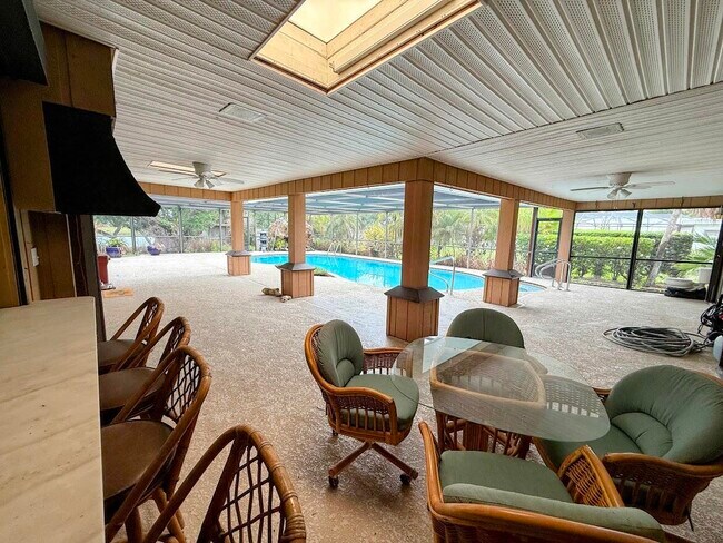 Building Photo - 465 SE Naranja Ave