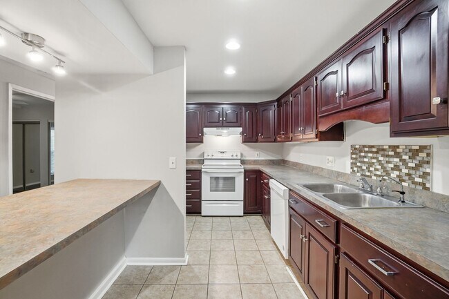 Building Photo - Spacious Condo • Pool Community • Prime Location