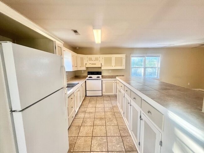 Building Photo - Coming Soon! HWY 421 Studio  15 mintues out of Wilmington, peaceful country life